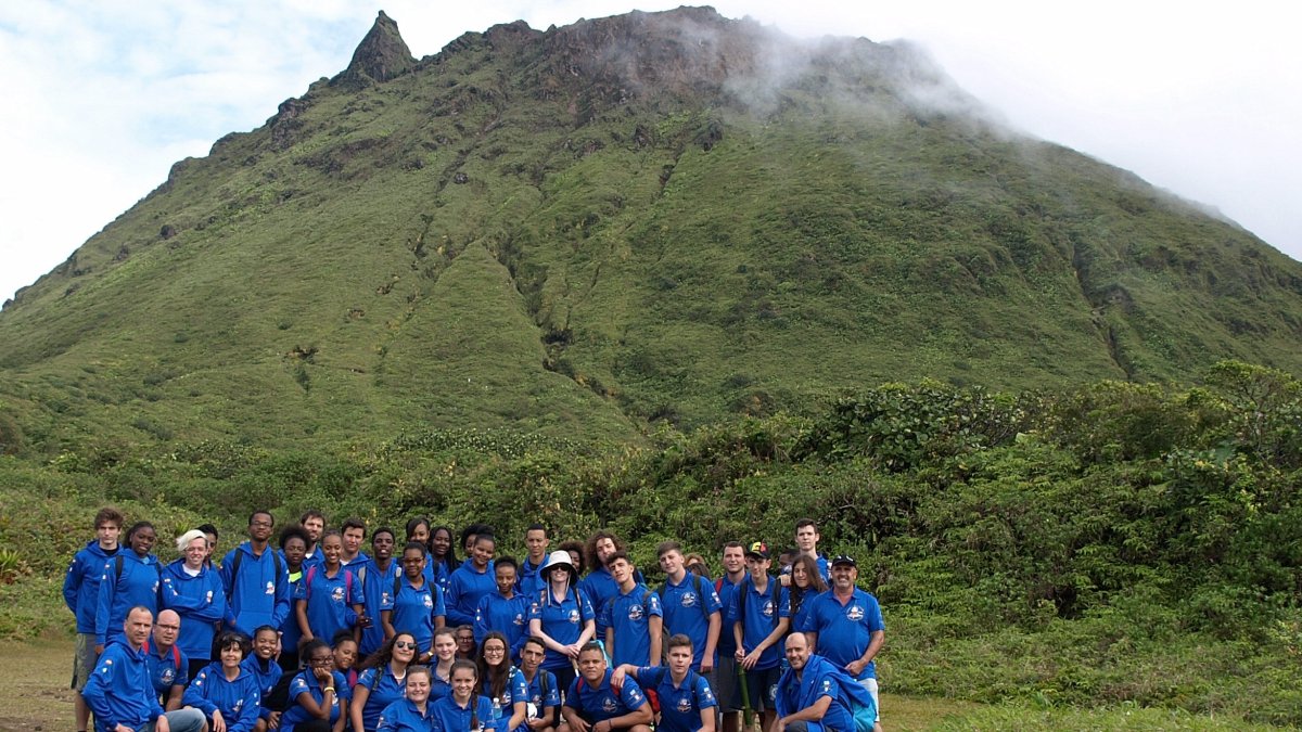 Alumnos del IES José Marín de Vélez-Rubio posan frente al volcán con otros participantes de Erasmus+.