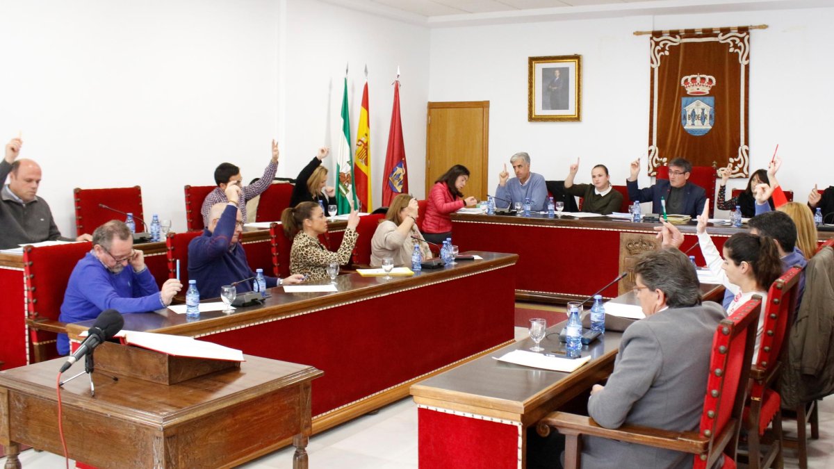 Concejalas del ayuntamiento de Adra durante la votación para lograr el distintivo de calidad para el