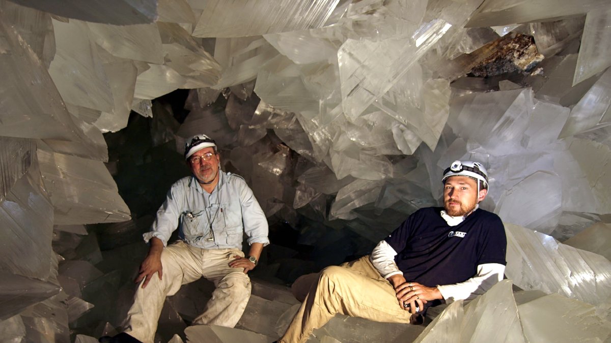 Investigadores dentro de la geoda gigante de Pulpí.