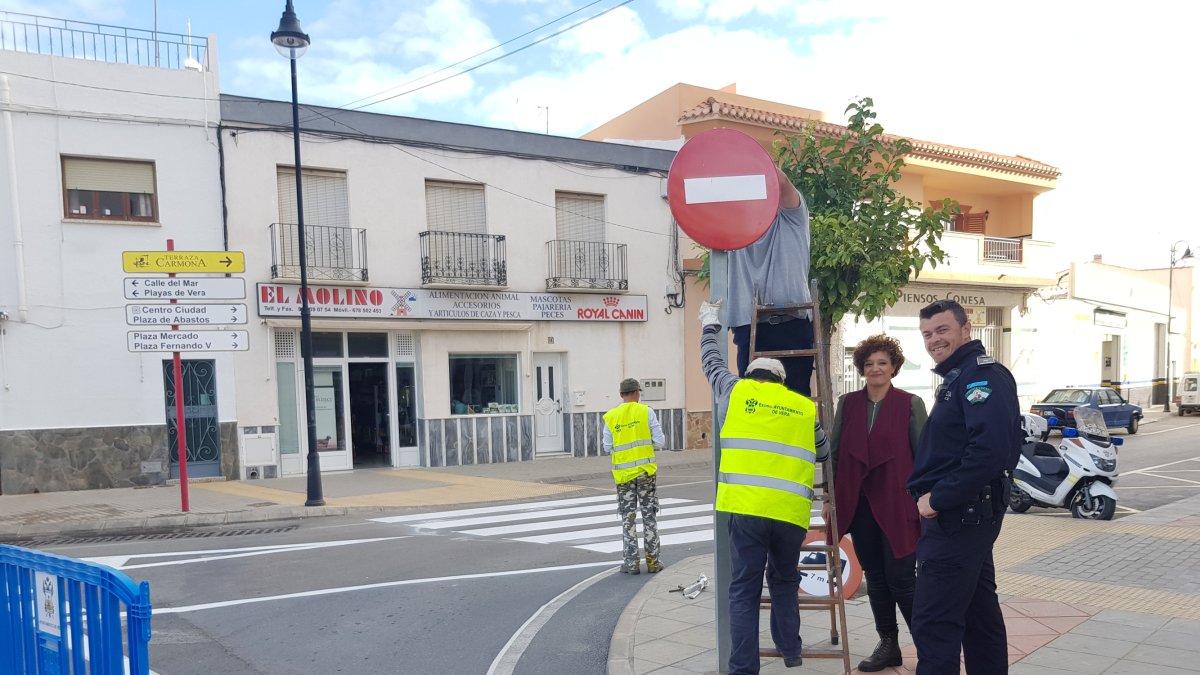 La concejal Francisca García en calle Jacinto Anglada durante la colocación de las señales.