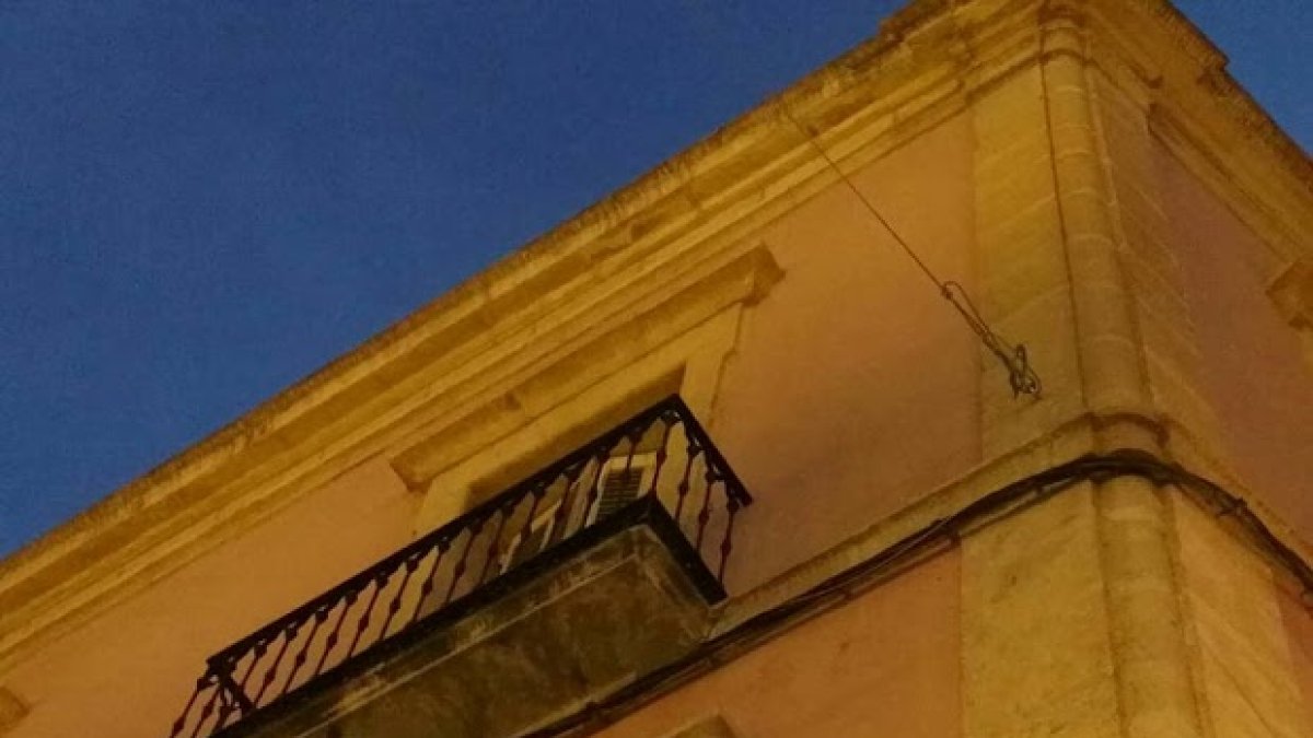 Fachada con un toldo enganchado