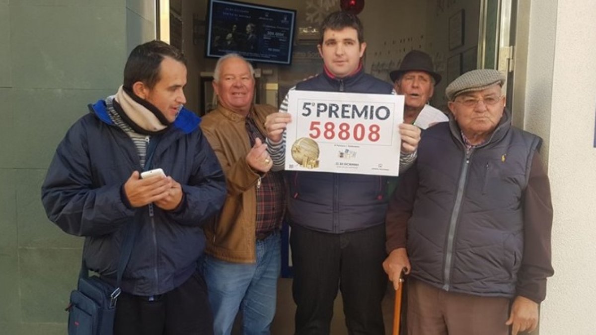 José Ruiz Díaz, el lotero que ha vendido un décimo del 5º premio, ante la administración de Carboneras.