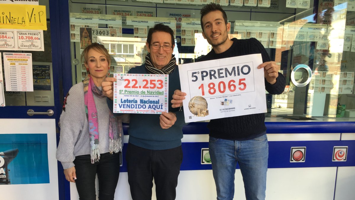 Familia Linares Serralta mostrando los dos quintos premios que han repartido en su Administración