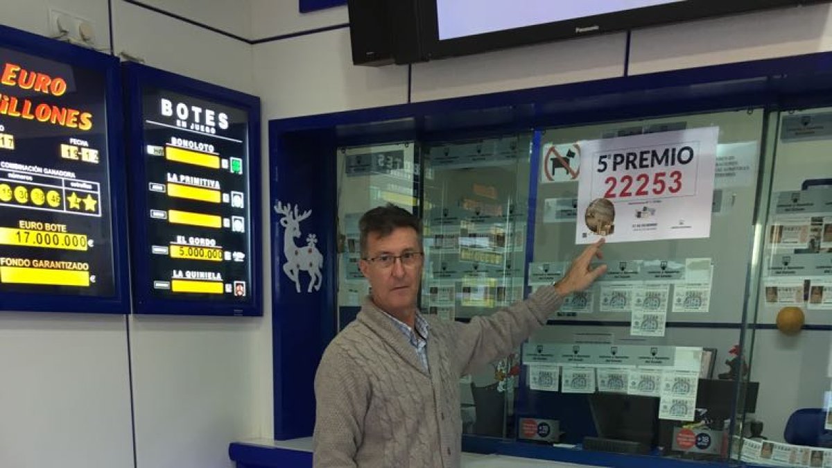 José Manuel García con el cartel conmemorativo del premio repartido