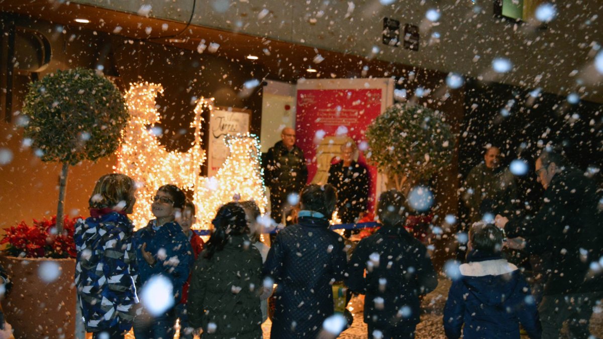 Niños almerienses disfrutando ayer de la primera Nevada Musical, en el Museo de la Guitarra.