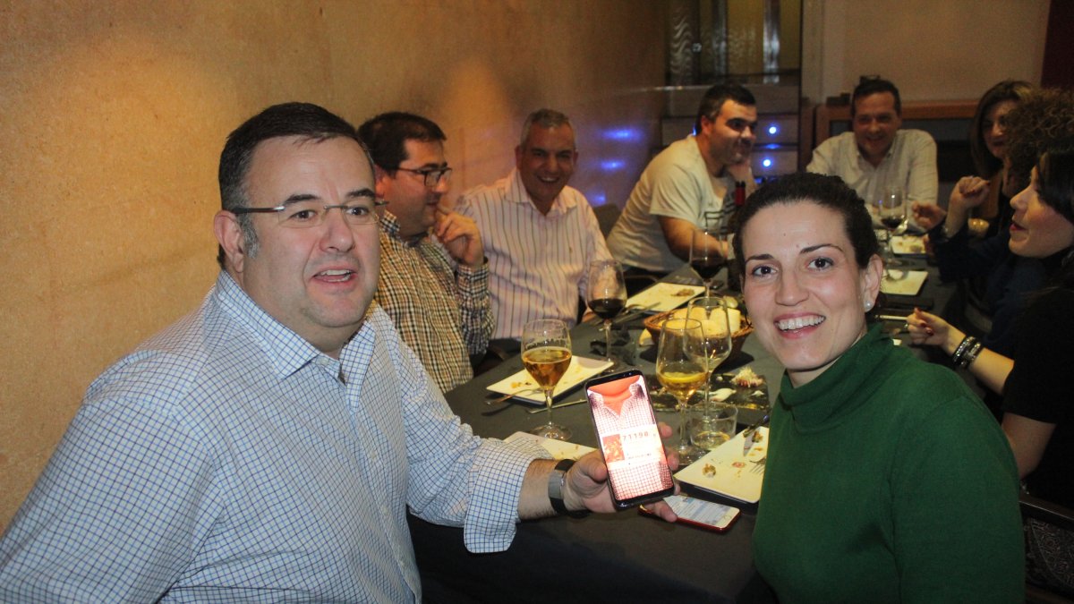 Uno de los agraciados celebra el premio Gordo de Navidad.