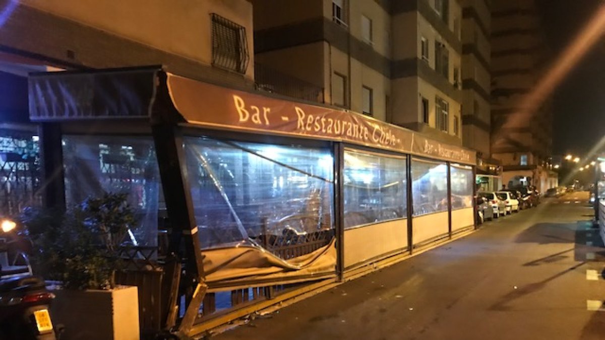 Aspecto de la terraza del bar tras el accidente.