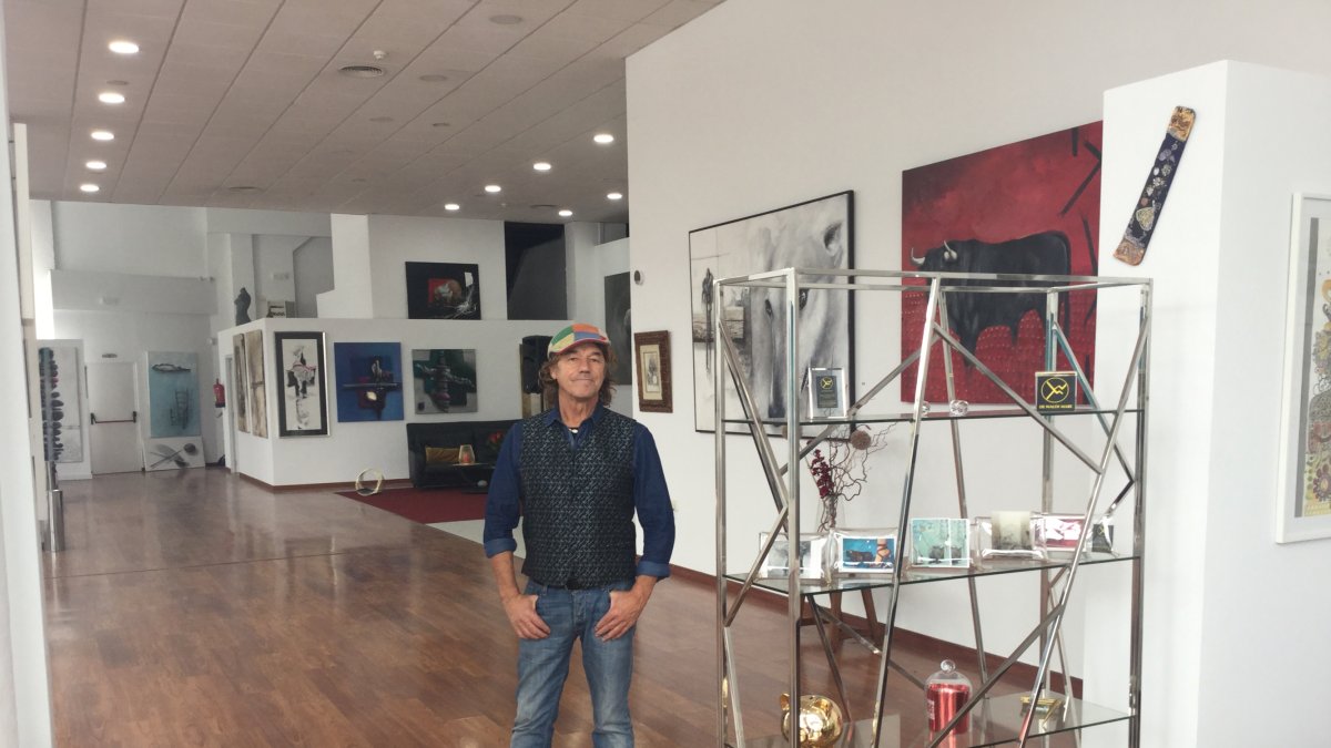 Waldi Wrobel en el interior del art center que ya puede visitarse en Roquetas.