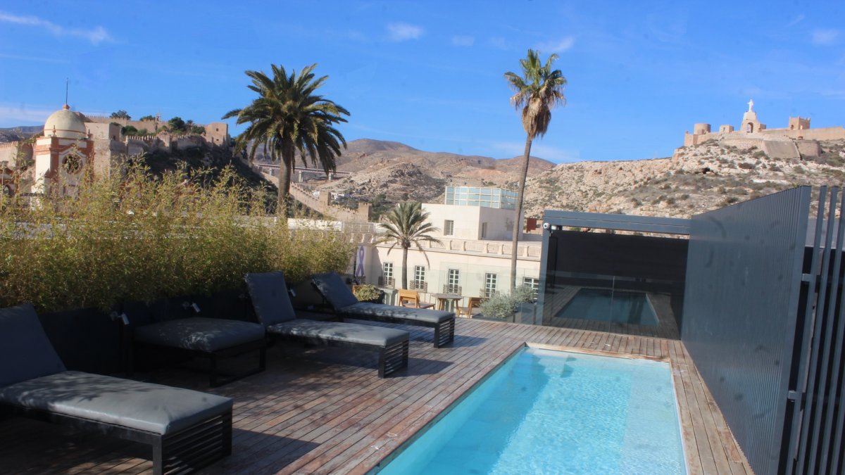 Vistas desde el rooftop. Desde el rooftop del Hotel se viven experiencias única de las vistas de la ciudad y la Alcazaba como fondo.