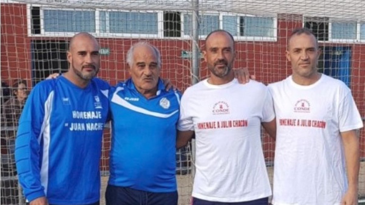 Chacón con sus hijos en su homenaje en La Cañada.