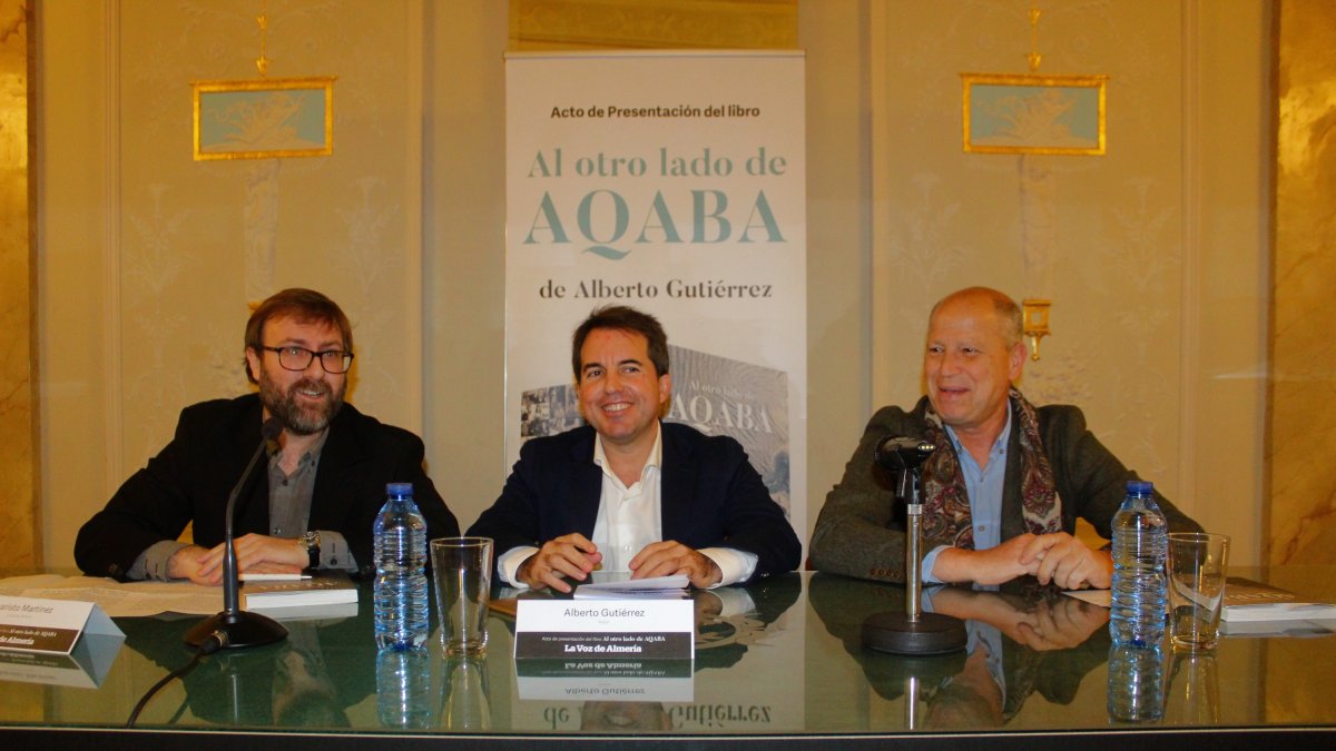 Evaristo Martínez, jefe sección Vivir de LA VOZ; Alberto Gutiérrez, autor; y Javier Imbroda, ex seleccionador.