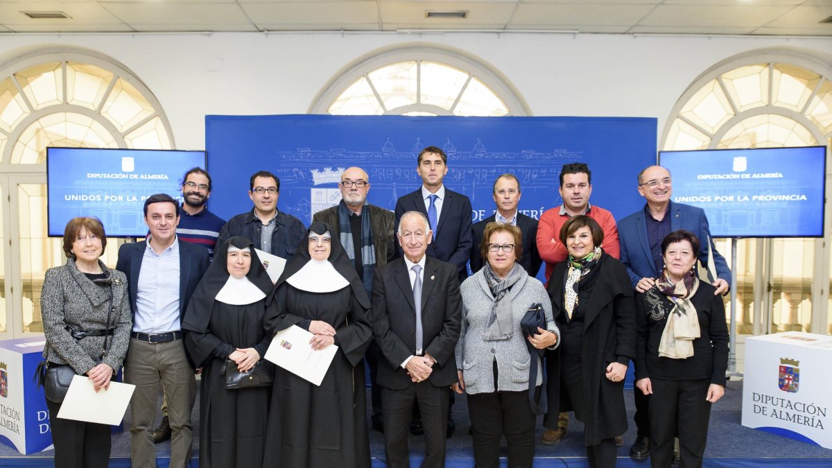 Representantes de las ONG con el presidente y el vicepresidente de Diputación.