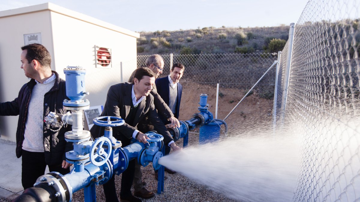 El vicepresidente en las instalaciones del sondeo de Sorbas.