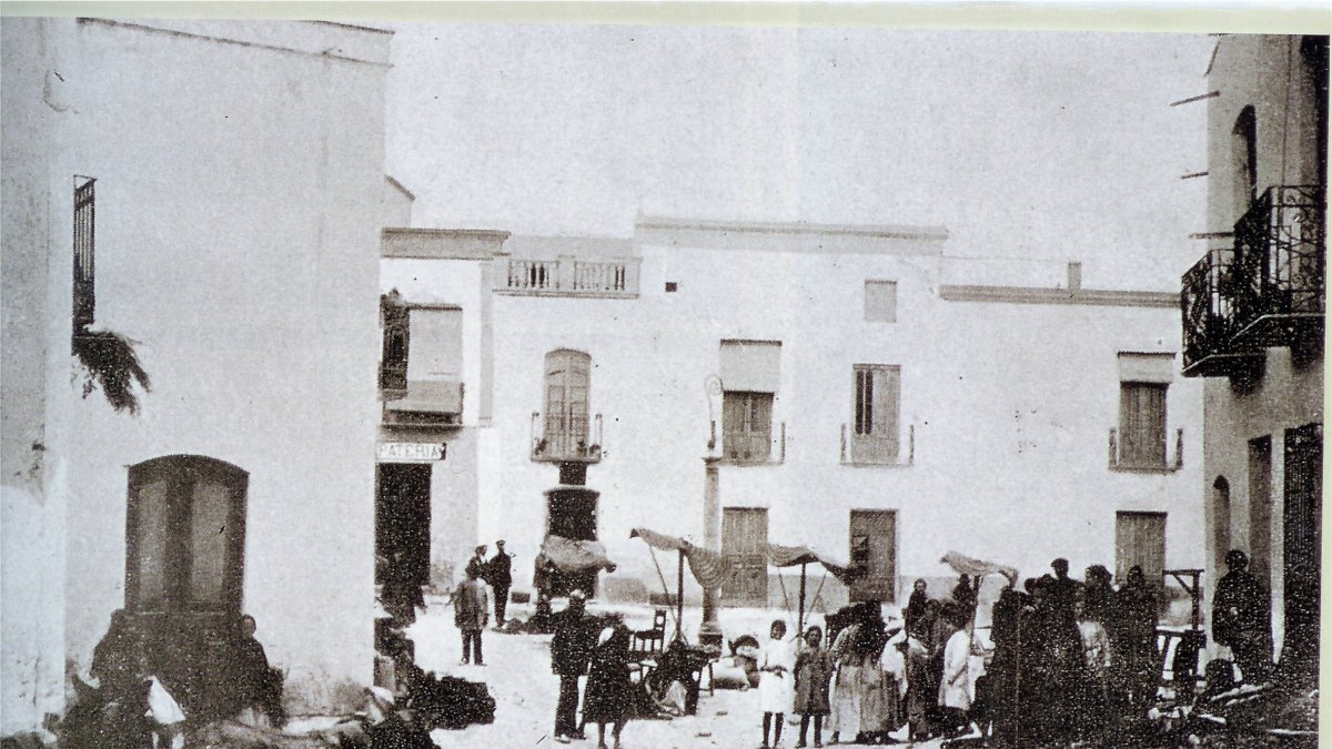 La Plaza de Fernando V de Vera, a principios de los años 20, donde abrió su primer taller de alpargatas Miguel Giménez.