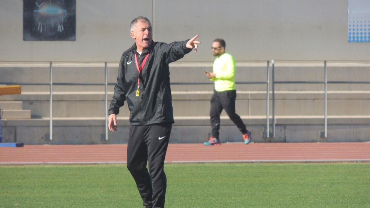 Lucas Alcaraz dando instrucciones en el campo Anexo.