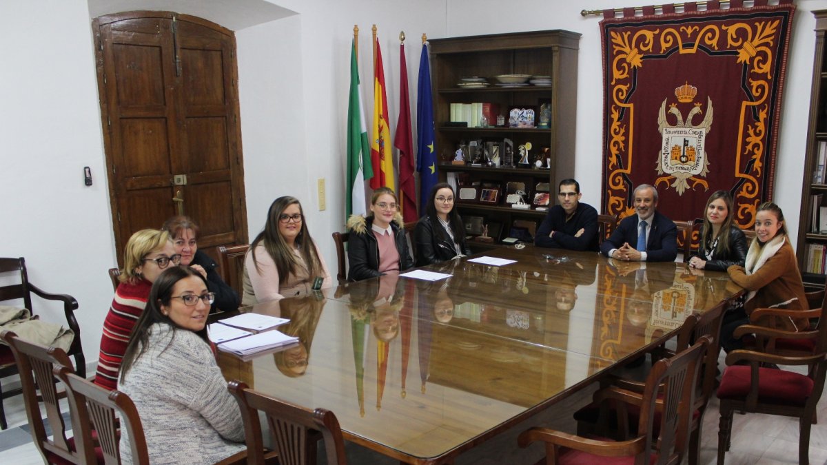 Bienvenida de alcalde y concejales a las nuevas contratadas.