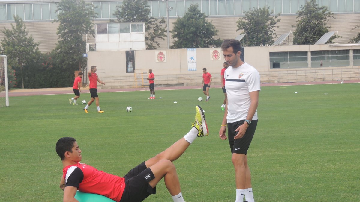 Igor Engonga trabajando en el campo Anexo del Estadio de los Juegos.