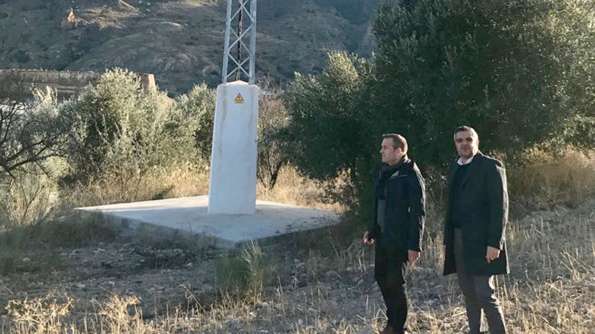 Lorenzo junto a una instalación eléctrica de la zona.
