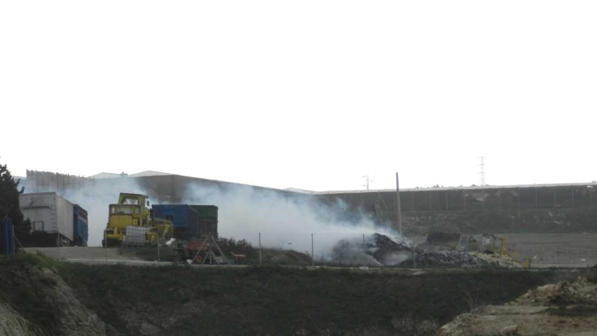 La planta de restos vegetales de El Ejido vuelve a arder.