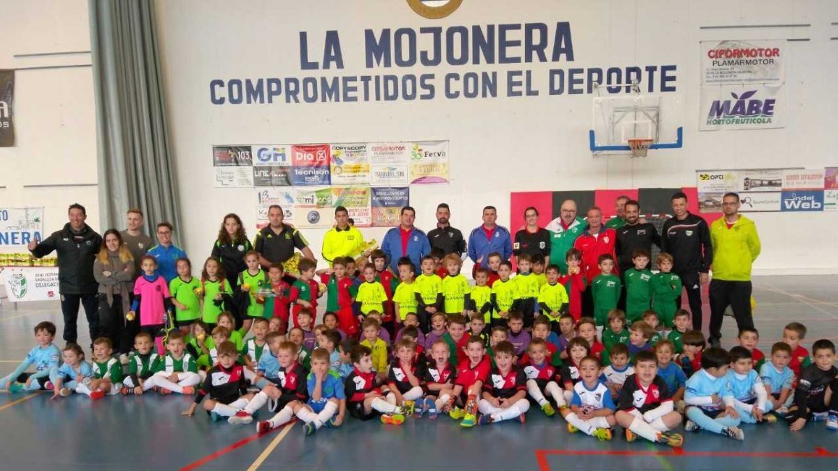 Todos los equipos posan en el centro de la pista tras el desayuno saludable.