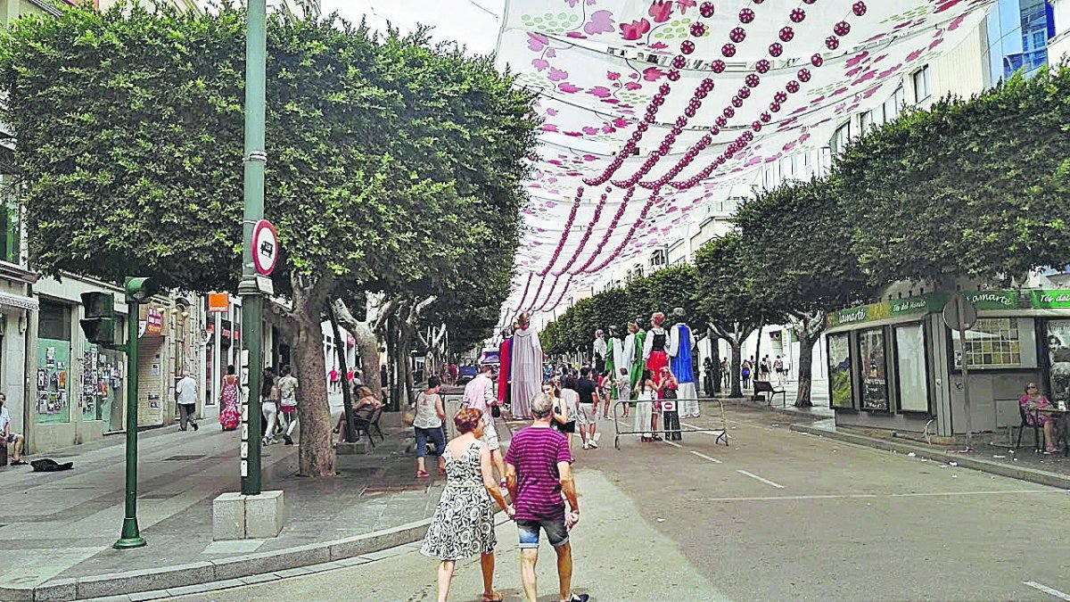 Paseo con los toldos colocados durante la Feria de la capital.
