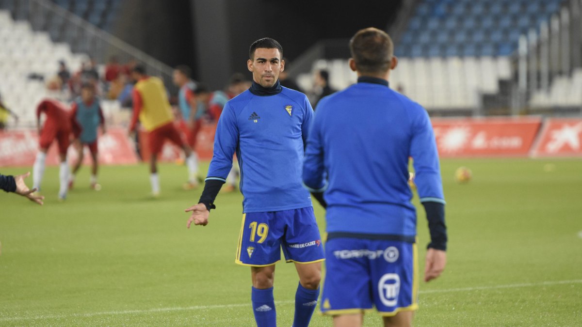 Dani Romera en el Mediterráneo con la camiseta del Cádiz.