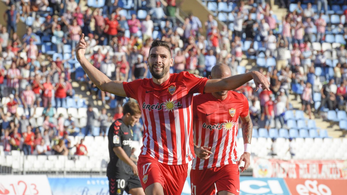 Antonio Puertas celebrando un gol con el Almería.