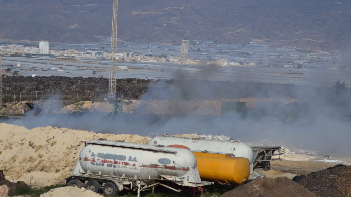 Restos humeantes tras varias horas de trabajo de los bomberos en la planta de tratamiento de residuos vegetales de Ejido Medio Ambiente.