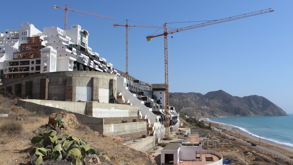 Hotel construido en el sector ST-1 de la playa de El Algarrobico, en los terrenos declarados no urbanos.