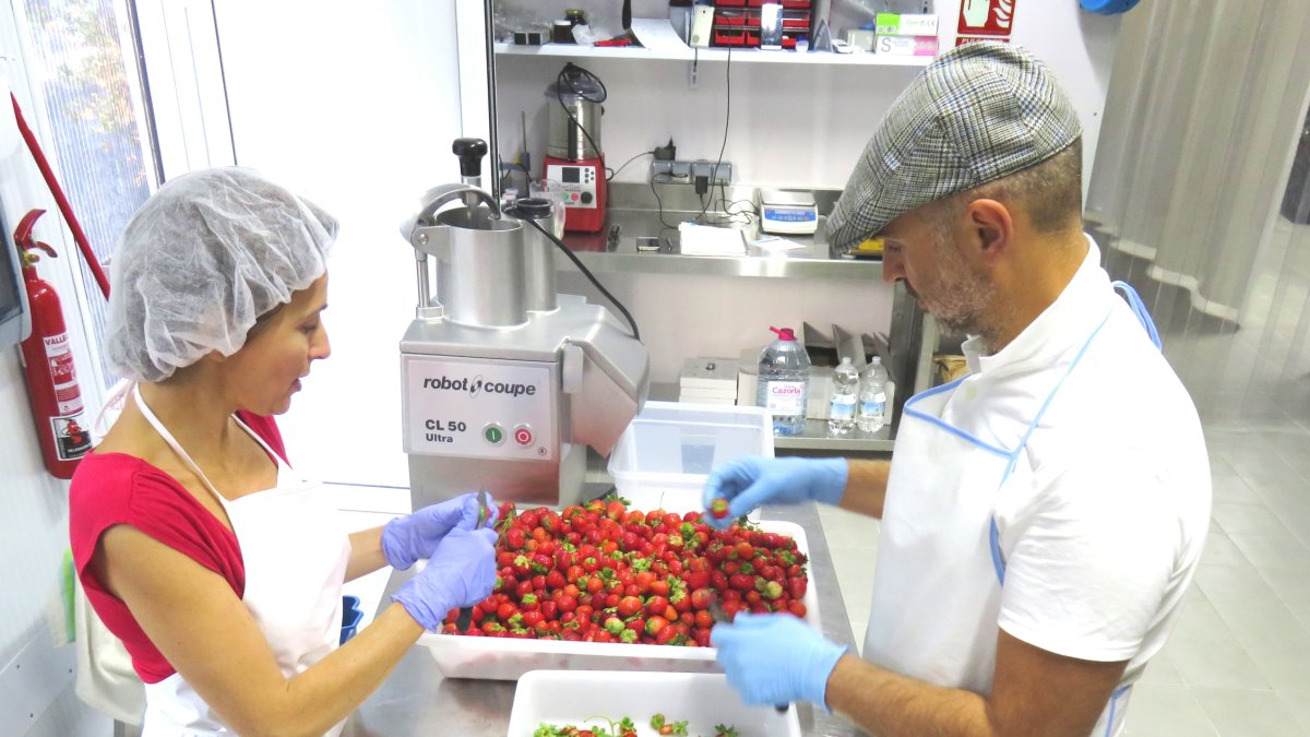 Biagio e Isabel  preparando la mermelada de forma artesanal en la fábrica.