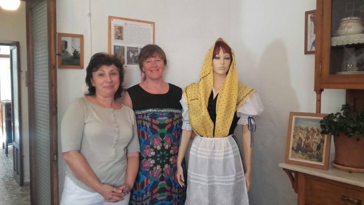 Yulia, junto a Marisol, una guía turística, en su Casa Museo, junto al maniquí de una mojaquera típica con el pañuelo amarillo.