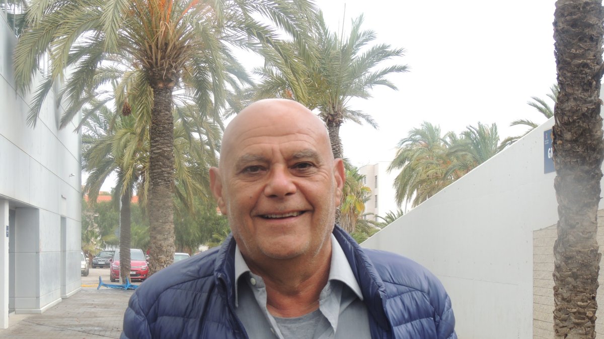 Piero Molducci sonríe en los exteriores del Pabellón Moisés Ruiz.