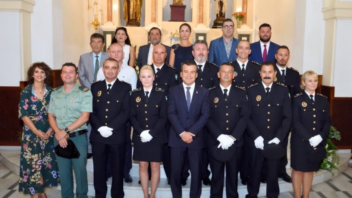 Agentes de la Policía Local de Carboneras junto al alcalde en el día de su patrón.