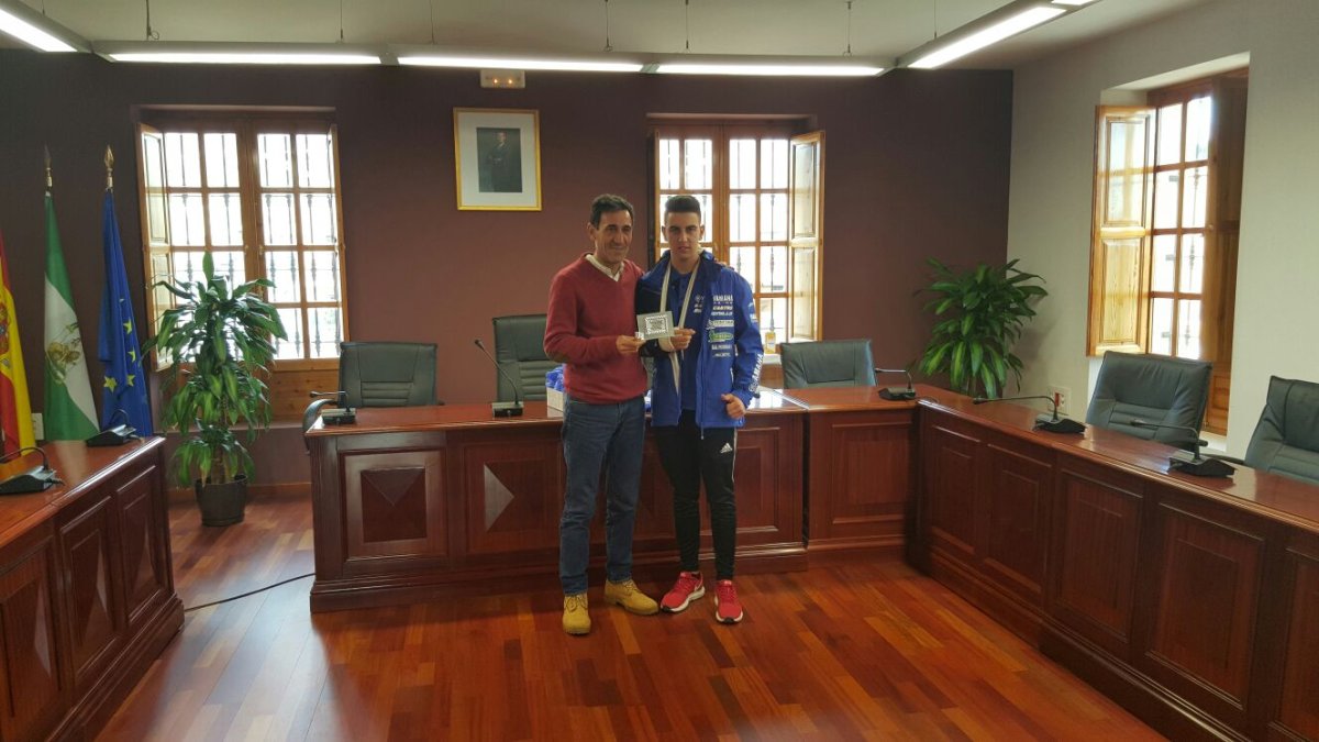 El concejal de Deportes junto al bicampeón Cristóbal.