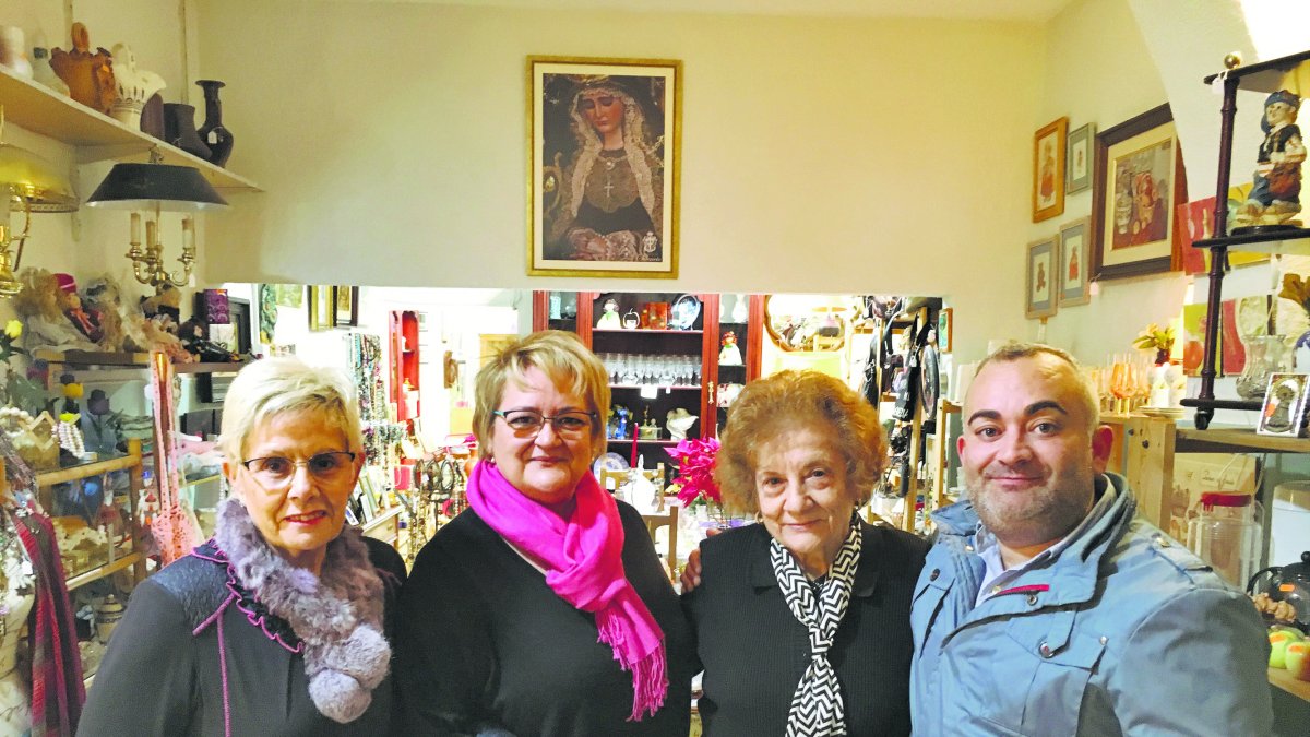 Francisco y Consuelo, junto a Mari Carmen y Julia, dos de los numerosos voluntarios.