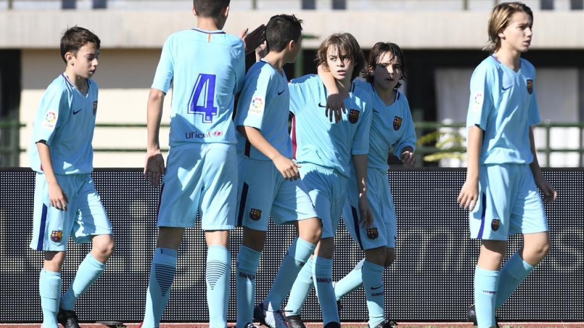 Cristo Muñoz, al fondo, celebrando un gol con el Barça.