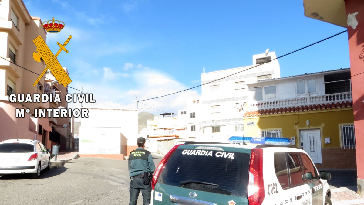 Agente durante una de las intervenciones realizadas en Adra.