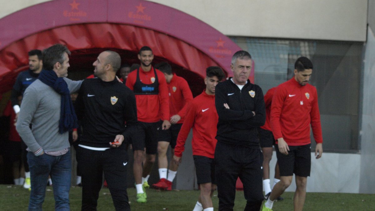 Lucas Alcaraz saliendo con los jugadores al Estadio.