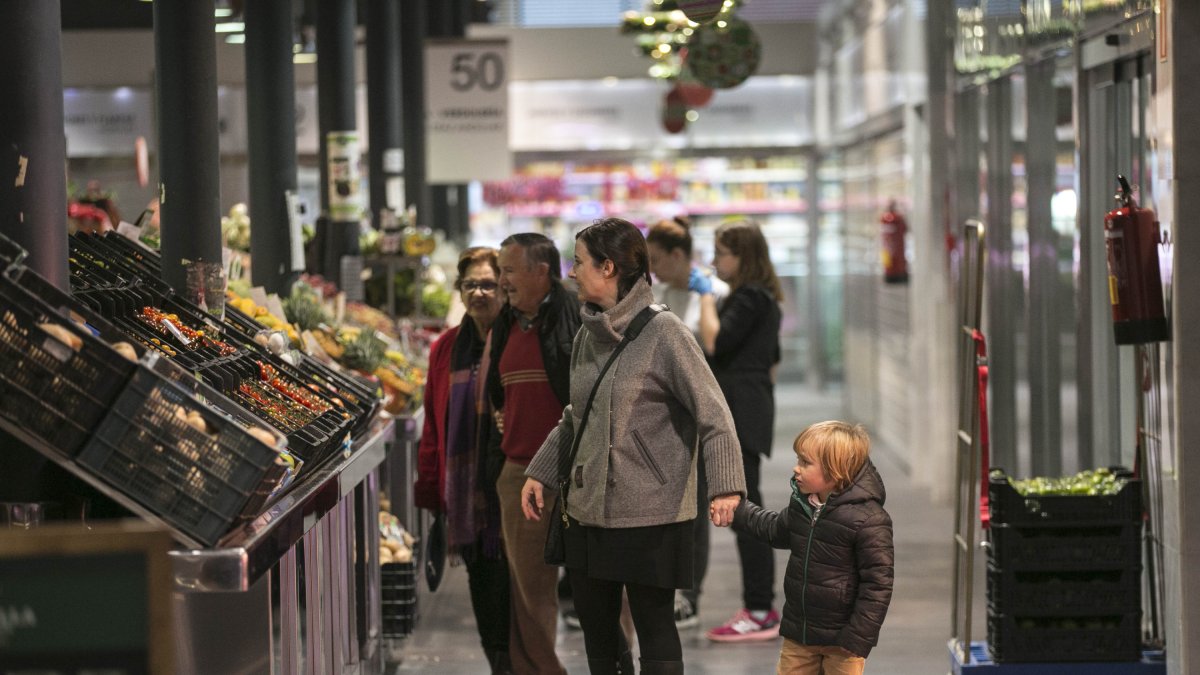 Las familias acuden a hacer compras navideñas.