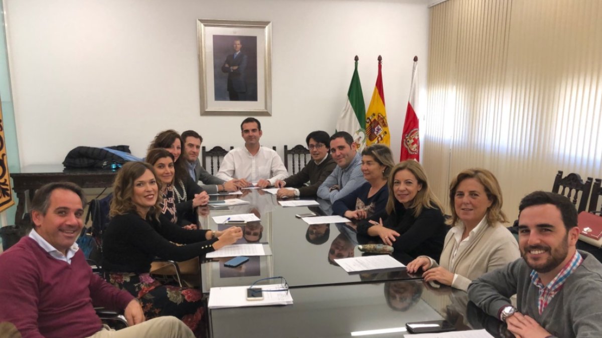 Miembros del equipo de Gobierno reunidos