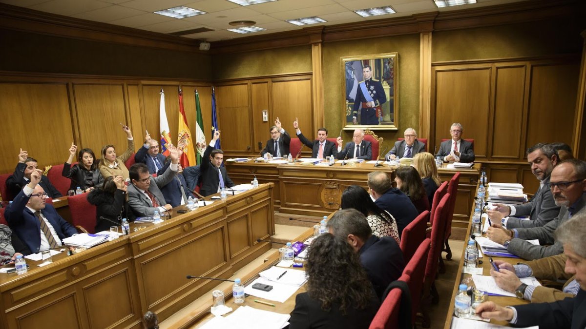 Diputados del PP votando en solitario los Presupuestos para el próximo año, en el Pleno del viernes.