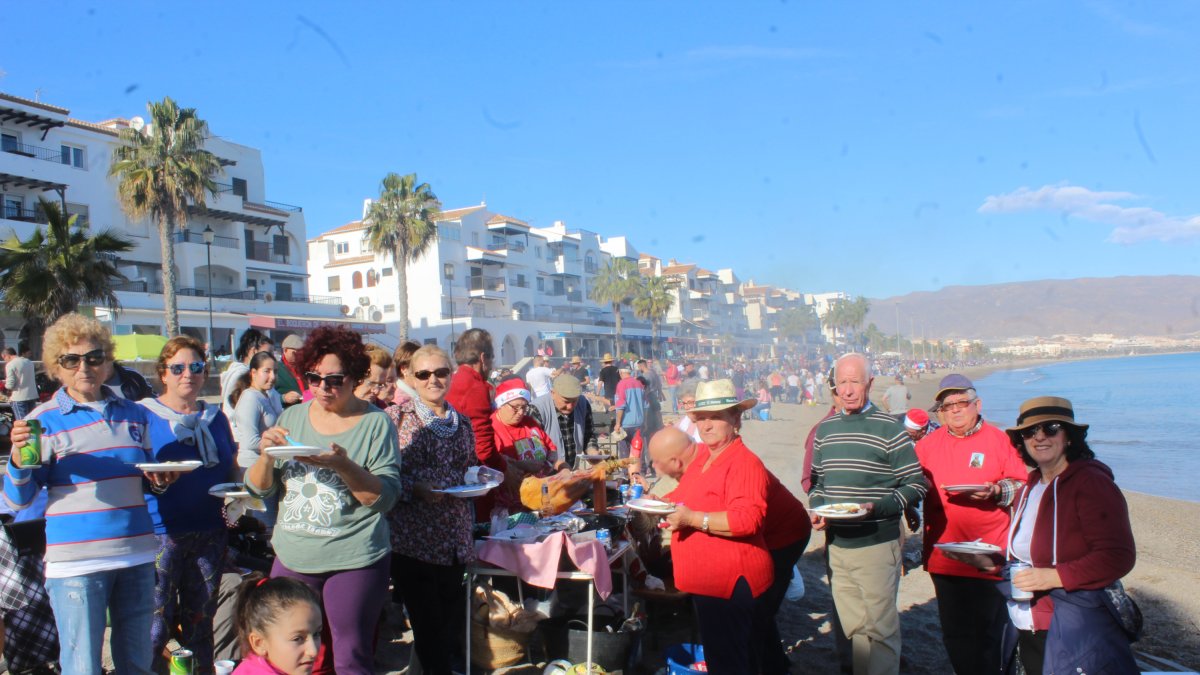 Antonio Rubí Cano y María Jiménez, con sus hijas, Angelita, Manoli e Isabel, además de sus nietos y sus grandes amigos que disfrutaron con la fiesta