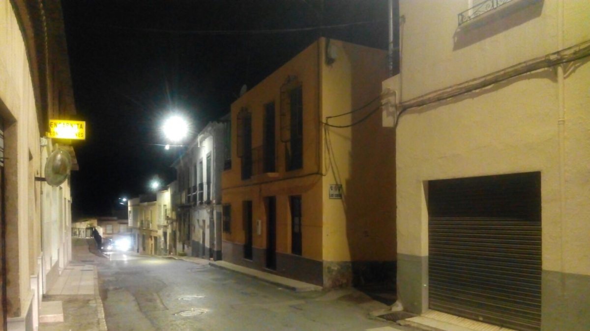 Luz en la calle Fuente Toro, del barrio Santa Cruz, una de las afectadas.
