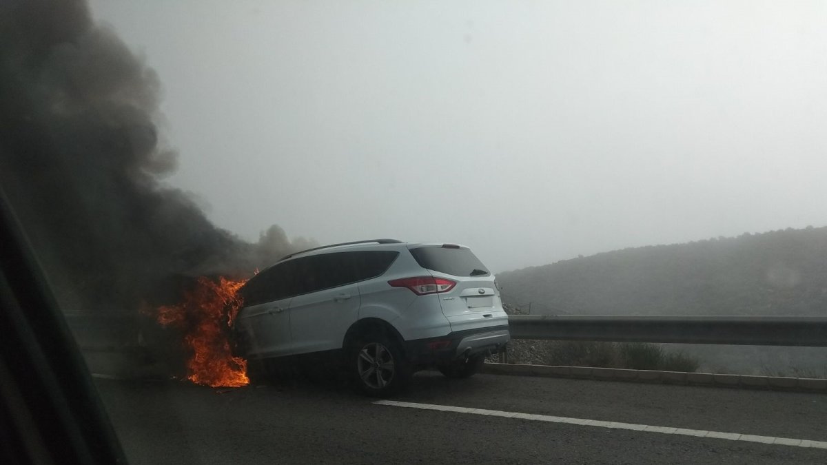 Vehículo ardiendo en la A-7 este sábado.