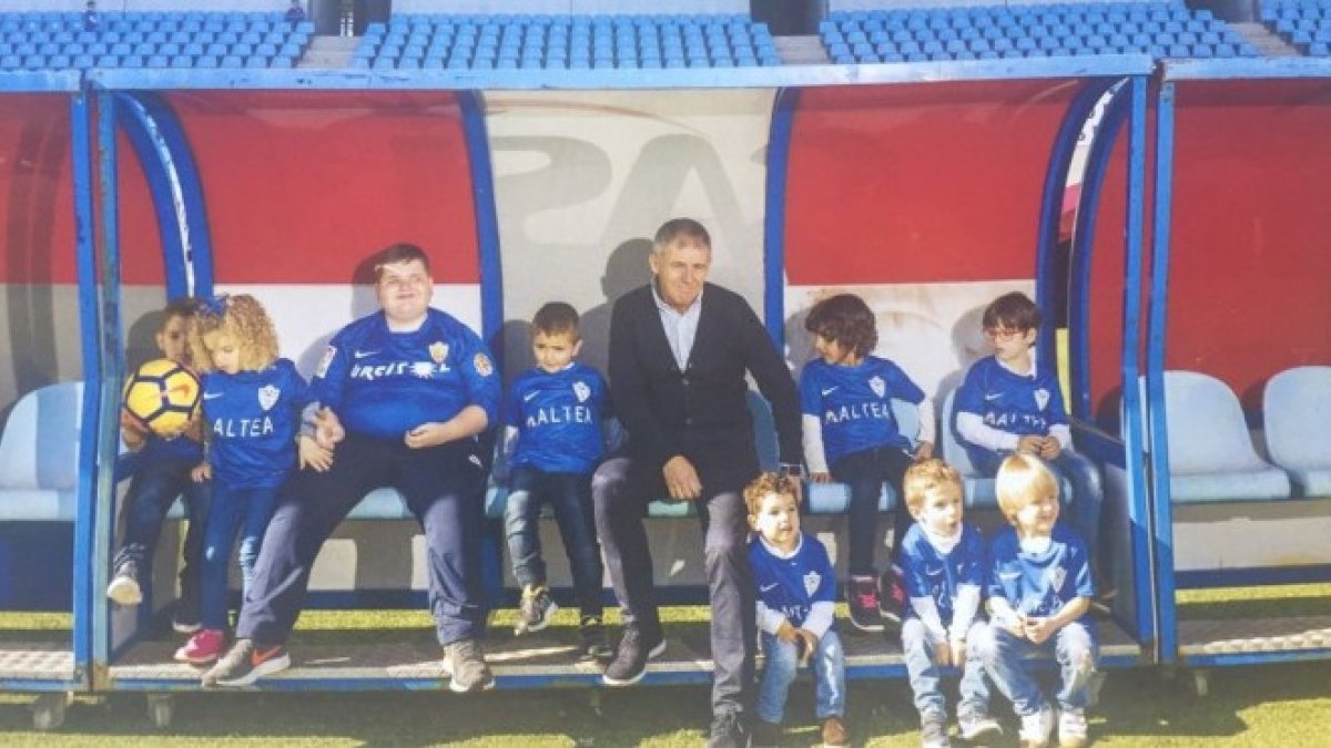 Lucas Alcaraz con los niños de Altea.