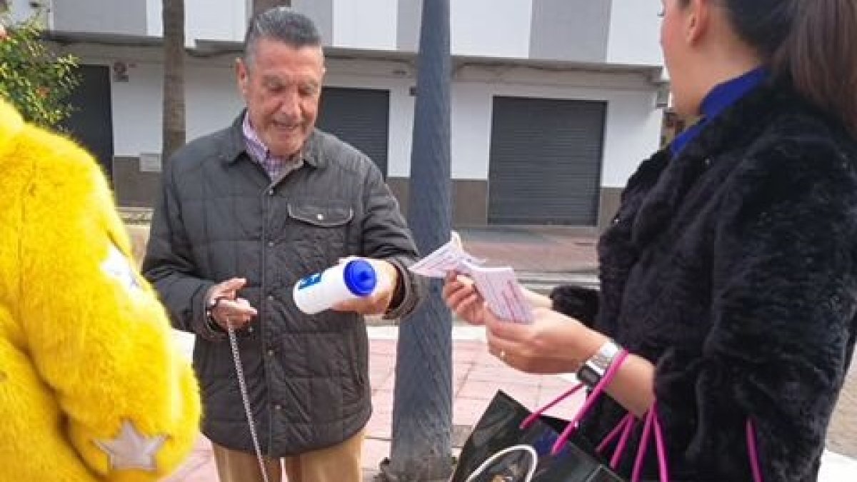 Reparto de los kits higiénicos.