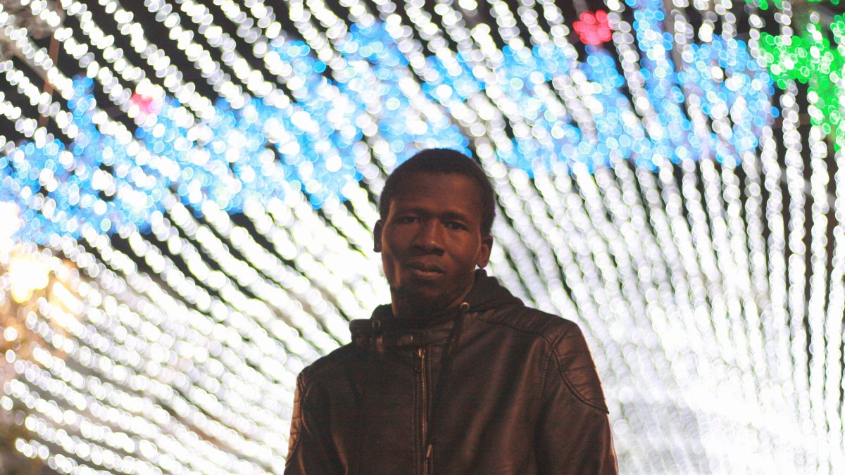 Balla Diallo en la plaza del Ayuntamiento de Roquetas de Mar.