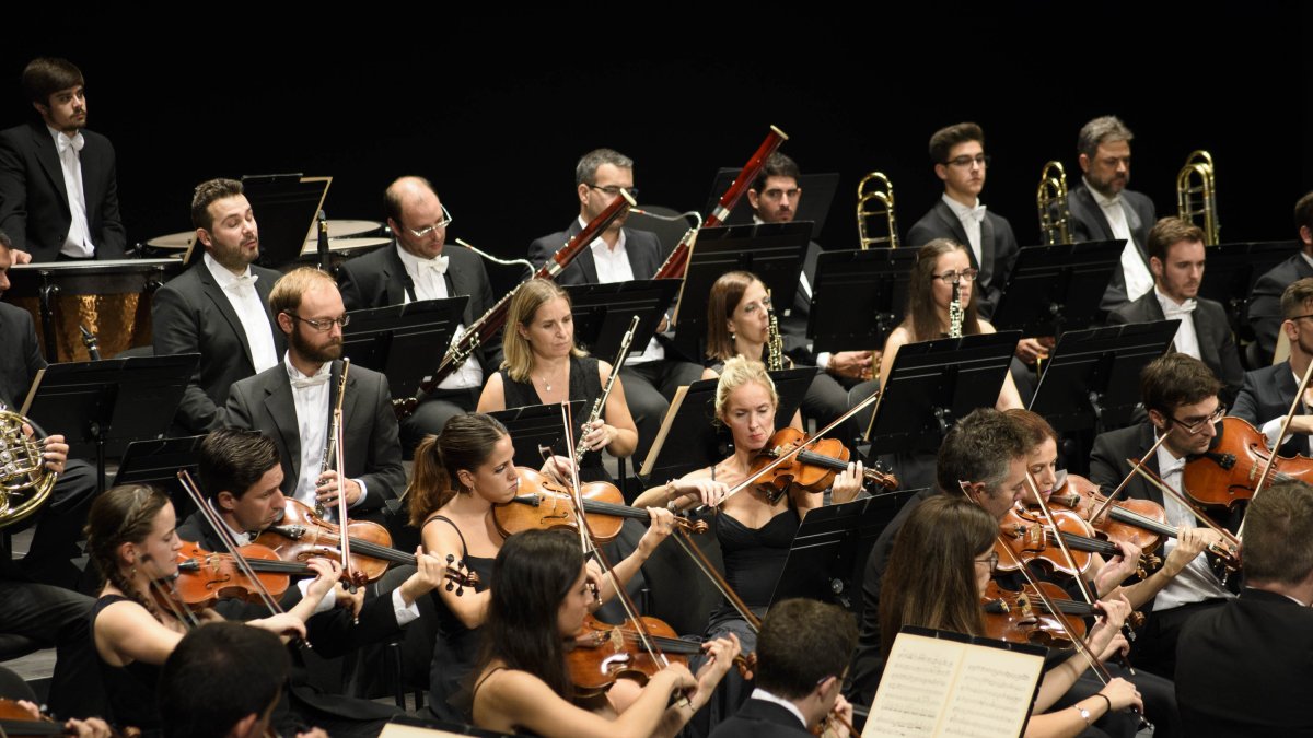 La orquesta Ciudad de Almería subirá al escenario su formación más numerosa.