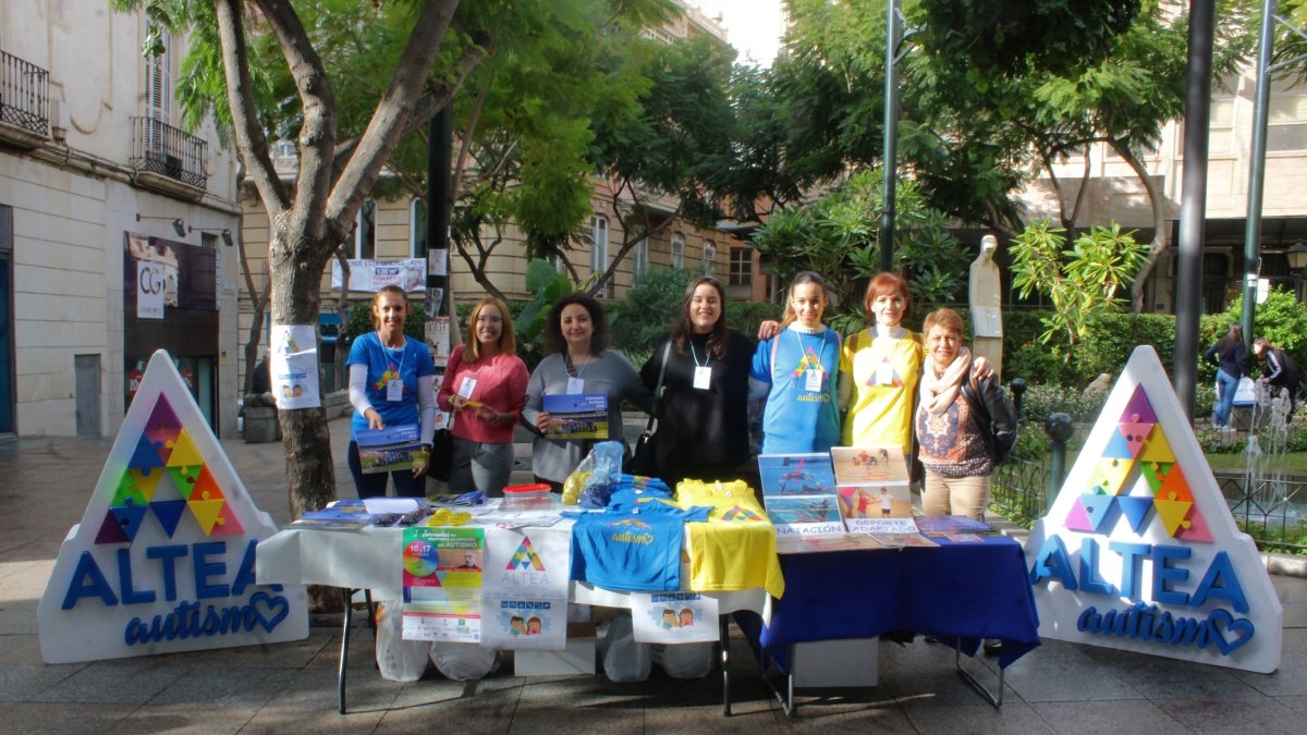 Integrantes de la Asociación de padres de niños con Trastorno del Espectro Autista y del Lenguaje, ALTEA, en el merchandising de la Plaza del Educado