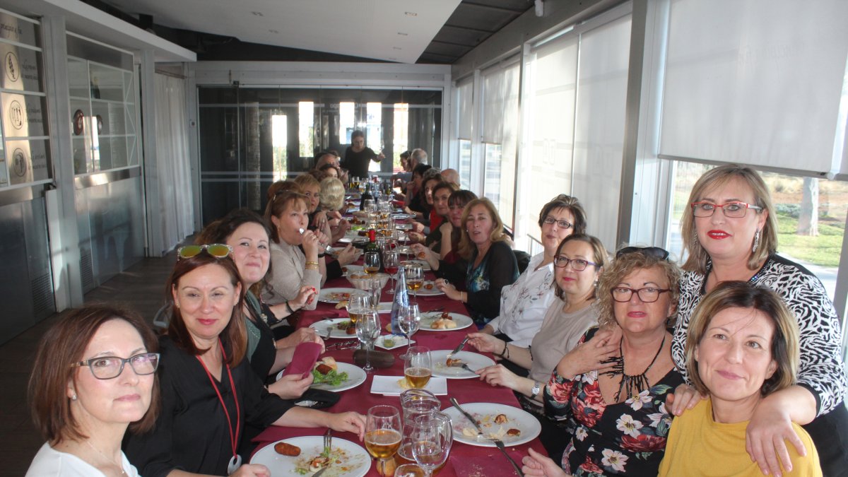 Auxiliares, personal médico, enfermería y administración de la Residencia de Mayores del Zapillo se reunieron para celebrar la Navidad así como cerra